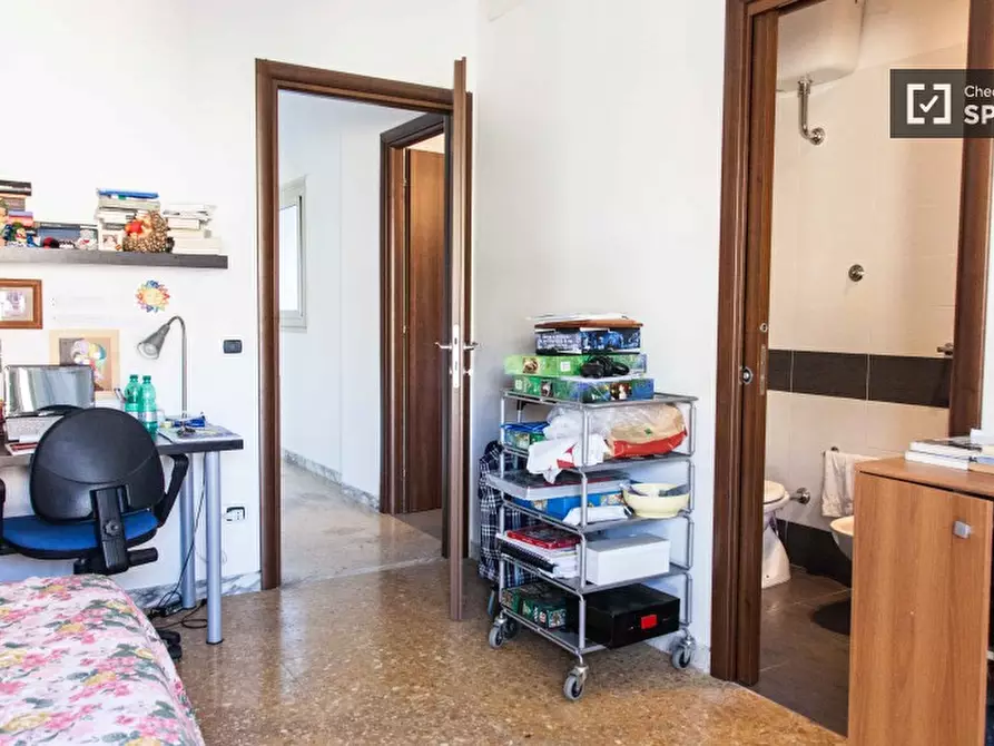 Immagine 2 di Camera condivisa in affitto  in Via Tuscolana a Roma