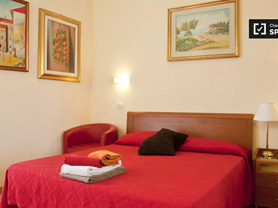 Immagine 4 di Camera condivisa in affitto  in Via Barletta a Roma