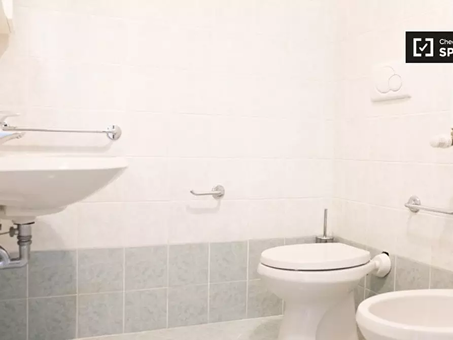 Immagine 5 di Camera condivisa in affitto  in Via dei Giovi a Roma