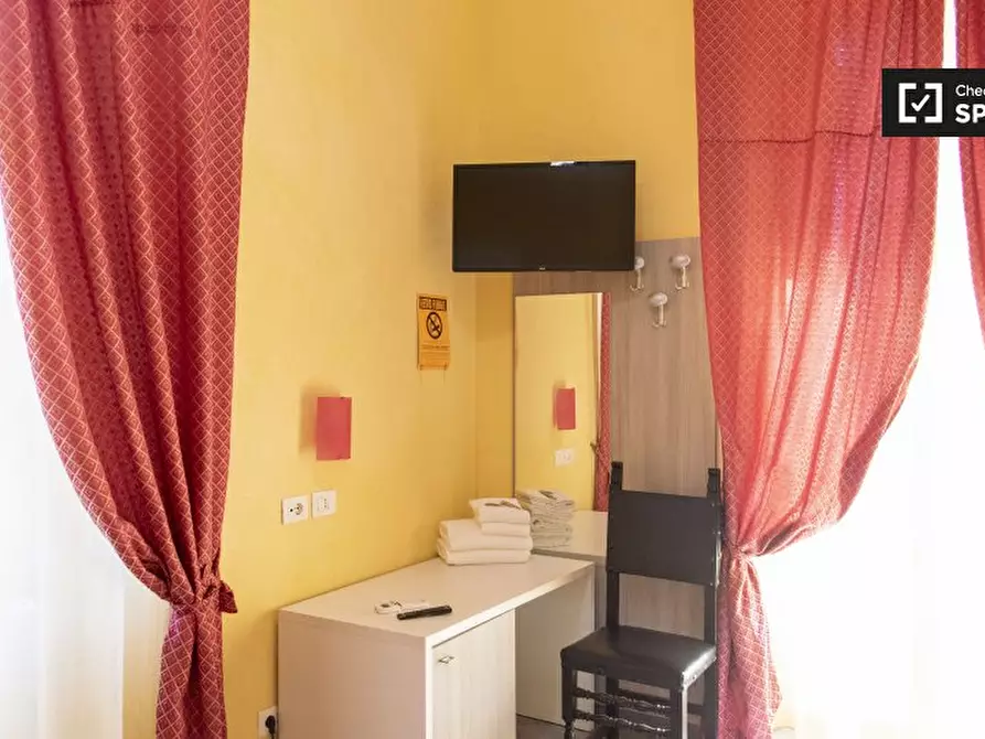 Immagine 3 di Camera condivisa in affitto  in Via Napoleone III a Roma
