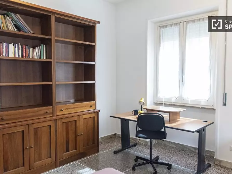 Immagine 4 di Camera condivisa in affitto  in Via Vetulonia a Roma