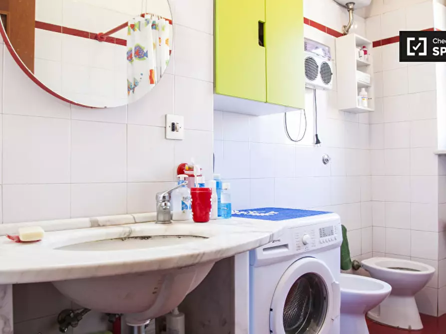 Immagine 17 di Camera condivisa in affitto  in Via dei Crispolti a Roma