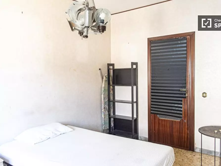 Immagine 1 di Camera condivisa in affitto  in Via Laurentina a Roma