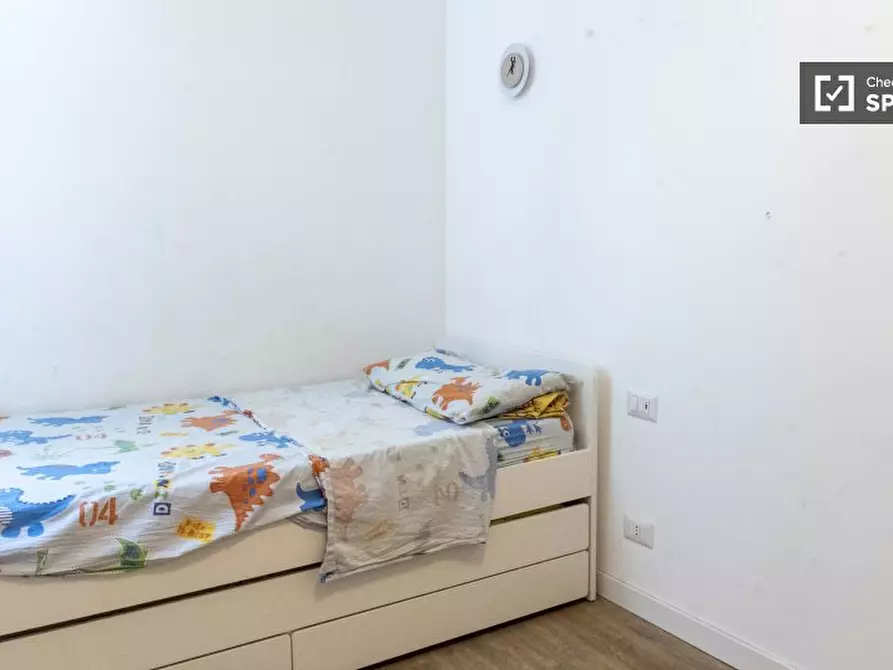 Immagine 4 di Camera condivisa in affitto  in Via Delle Azalee a Roma