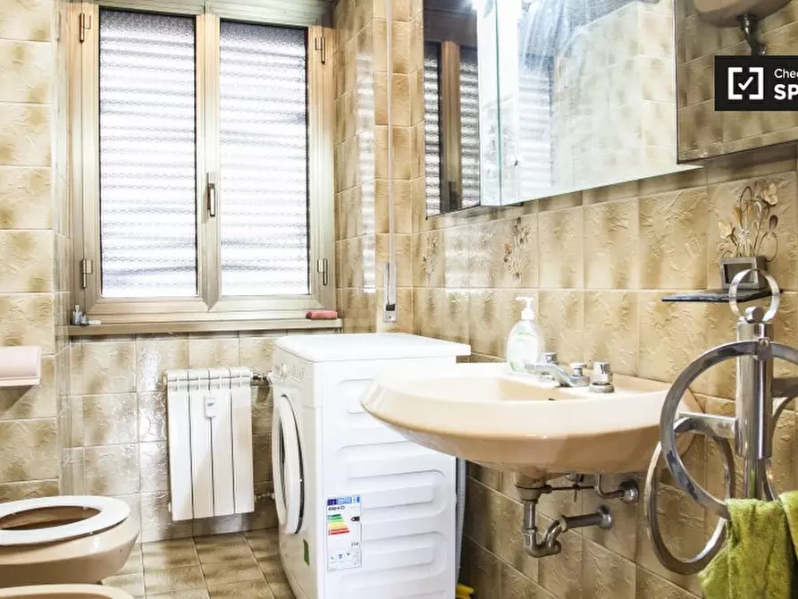 Immagine 12 di Camera condivisa in affitto  in Via Altavilla Irpina a Roma