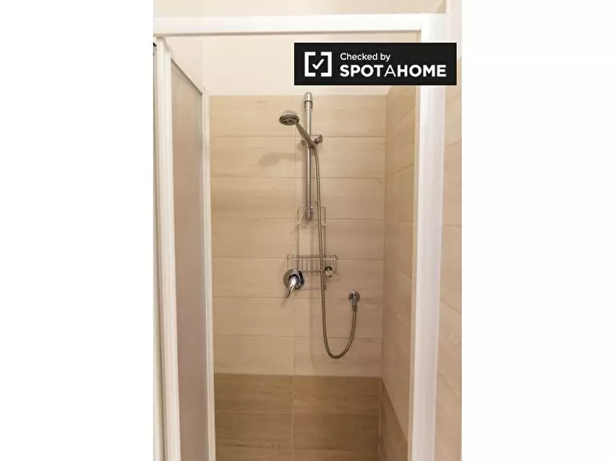 Immagine 19 di Camera condivisa in affitto  in Via Tarquinio Collatino a Roma