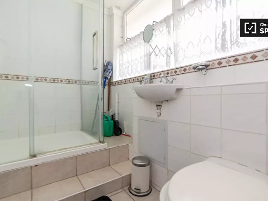 Immagine 11 di Appartamento in affitto  in Flat, Whitley House, Churchill Gardens, London SW1V 3BH, UK a 