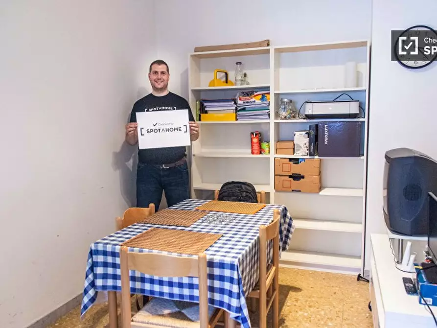 Immagine 16 di Camera condivisa in affitto  in Via Tuscolana a Roma