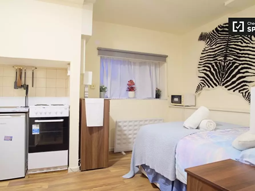 Immagine 3 di Ufficio in affitto  in Apartment a Brent