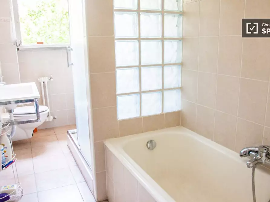 Immagine 15 di Camera condivisa in affitto  in Via Tuscolana a Roma