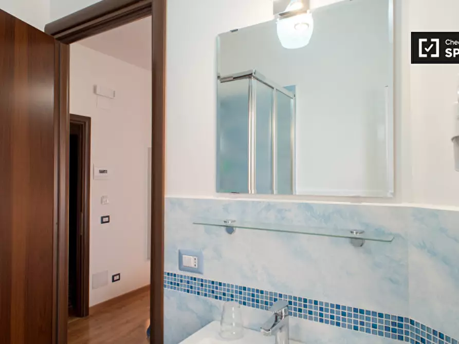 Immagine 9 di Camera condivisa in affitto  in Via Monza a Roma