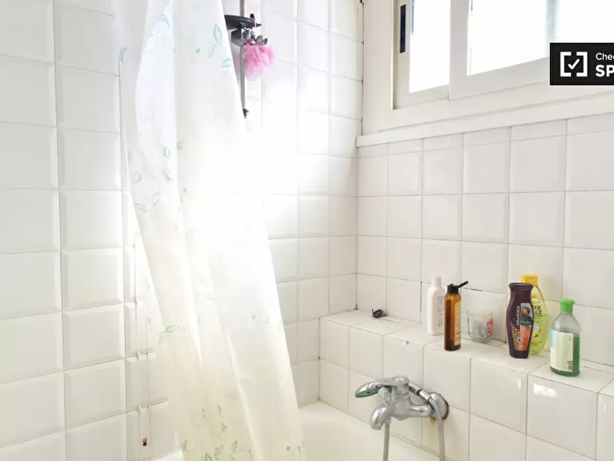 Immagine 17 di Camera condivisa in affitto  in Via dei Liburni a Roma