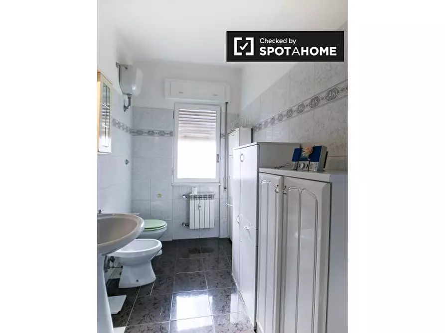 Immagine 14 di Camera condivisa in affitto  in Via Italo Carlo Falbo a Roma