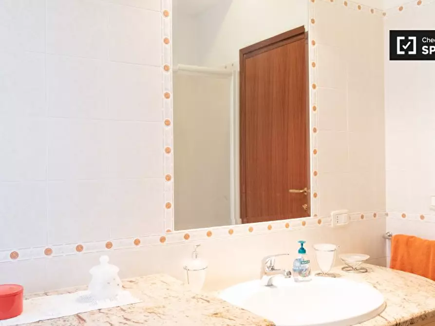 Immagine 13 di Camera condivisa in affitto  in Via Castroregio a Roma