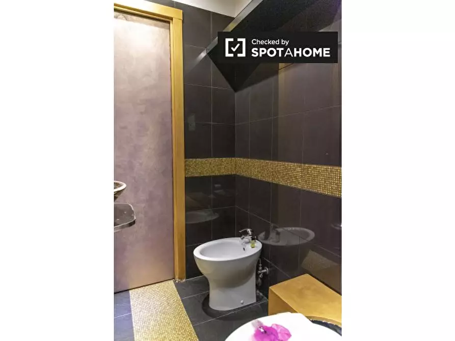 Immagine 4 di Camera condivisa in affitto  in Via dei Campi Flegrei a Roma