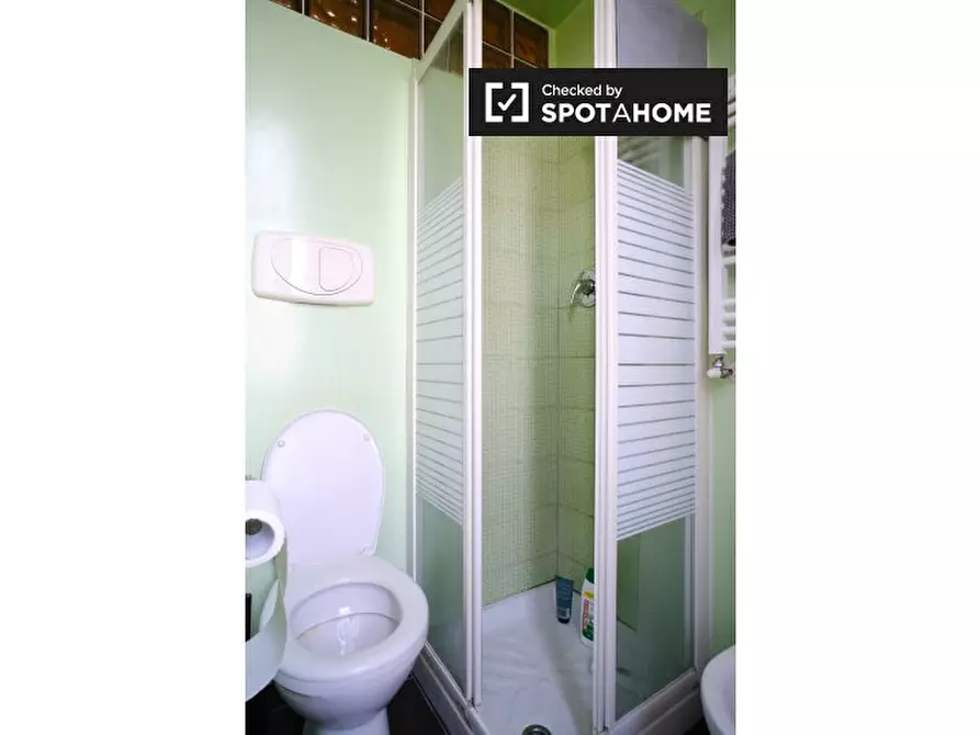 Immagine 16 di Camera condivisa in affitto  in Via Appia Nuova a Roma