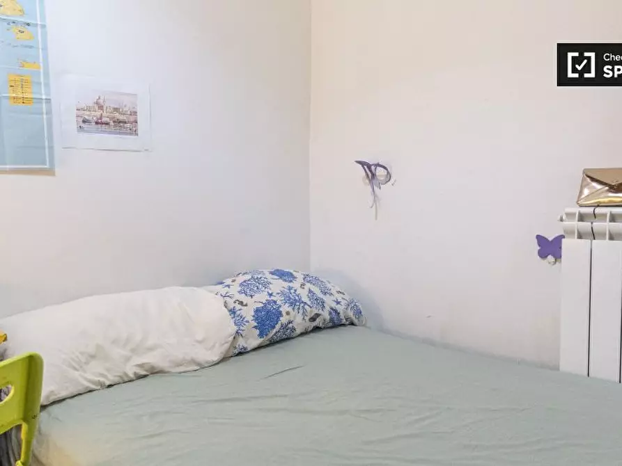 Immagine 1 di Camera condivisa in affitto  in Via dei Savorelli, 00165 Roma RM, Italy a Roma