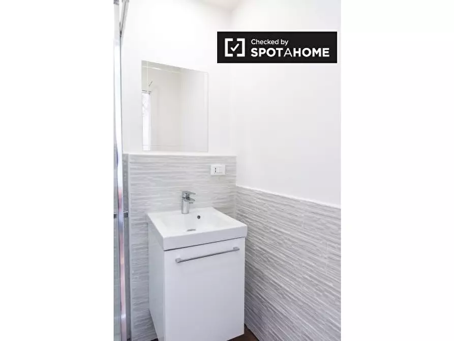 Immagine 8 di Camera condivisa in affitto  in Via Francesco Grimaldi a Roma