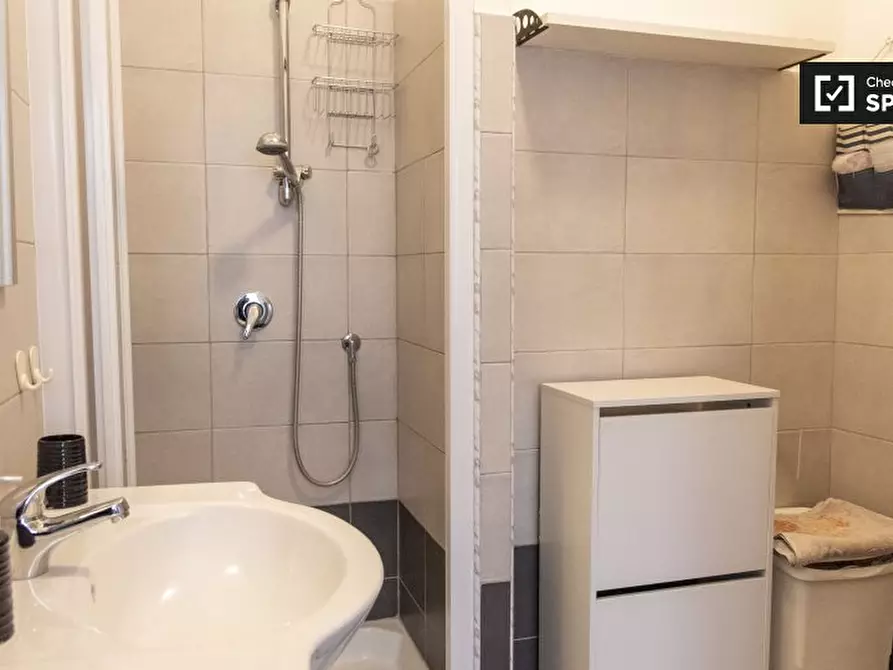 Immagine 13 di Camera condivisa in affitto  in Via Tarquinio Collatino a Roma