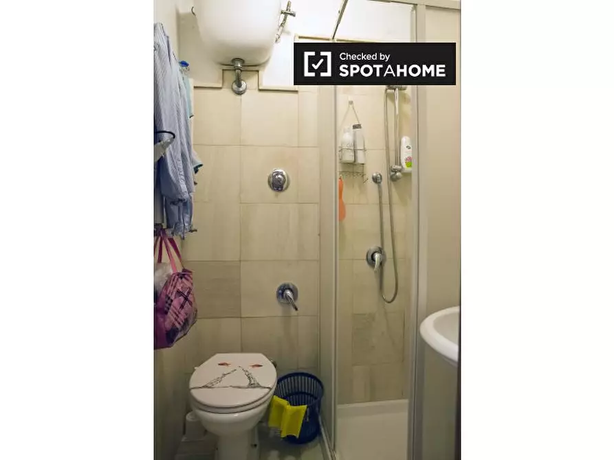 Immagine 5 di Camera condivisa in affitto  in Via Castelfidardo, 00185 Roma RM, Italy a Roma