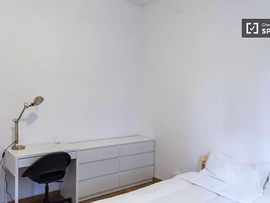 Immagine 3 di Camera condivisa in affitto  in Via Giuseppe Lorenzoni a Roma