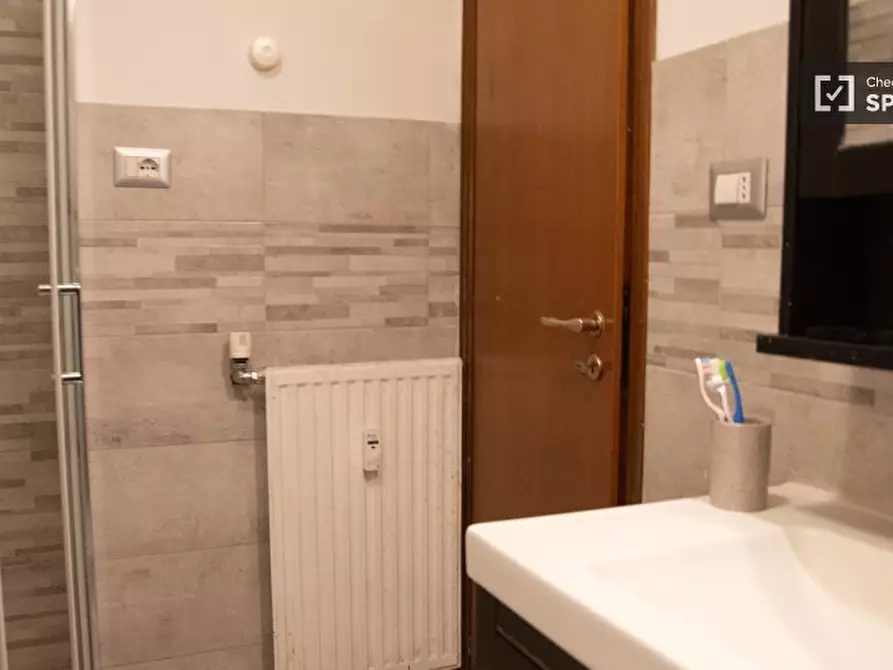 Immagine 13 di Camera condivisa in affitto  in Via Libero Leonardi a Roma