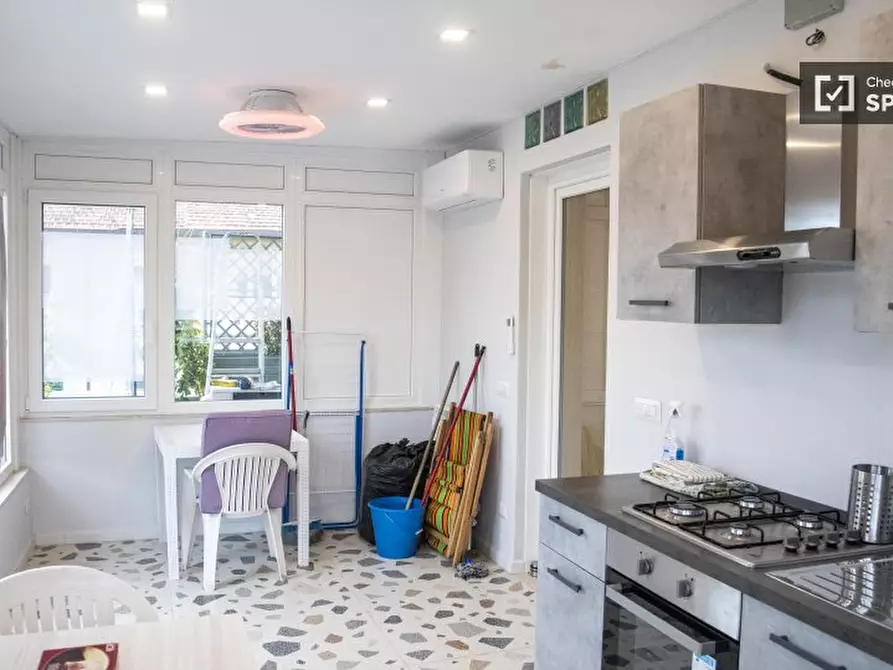 Immagine 16 di Camera condivisa in affitto  in Via Francesco Caracciolo a Roma