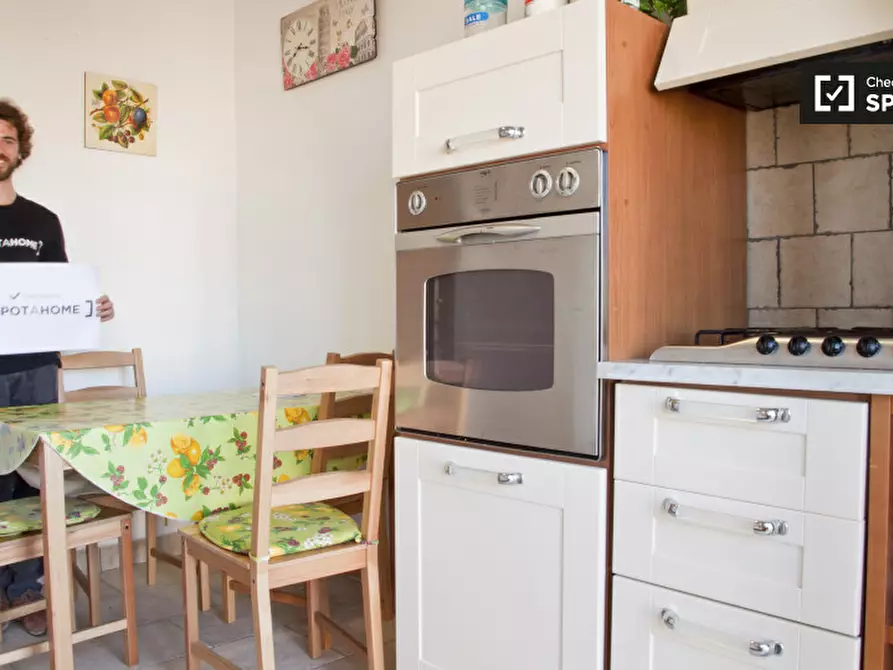 Immagine 11 di Camera condivisa in affitto  in Via della Massimilla a Roma