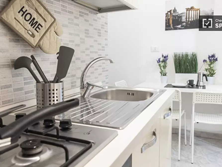 Immagine 12 di Camera condivisa in affitto  in Via in Selci a Roma