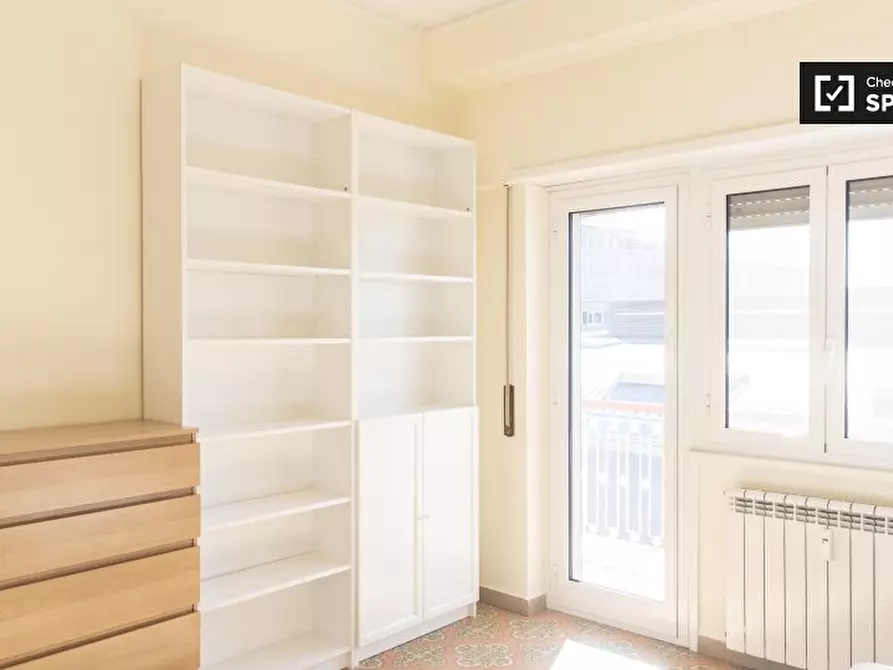 Immagine 4 di Camera condivisa in affitto  in Via Antonino Pio a Roma