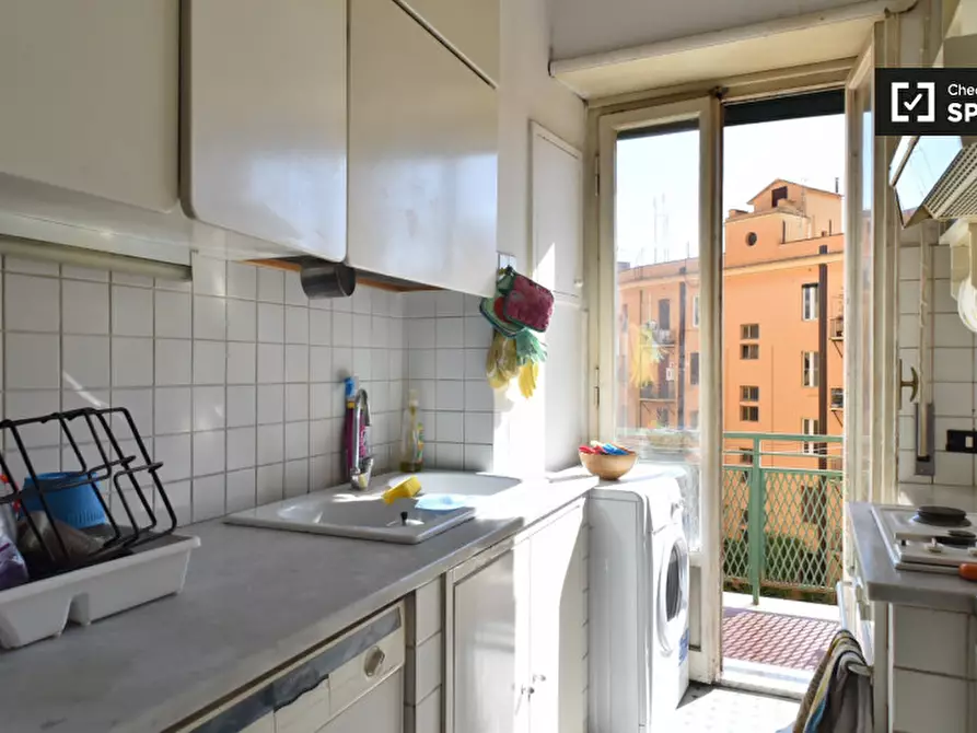 Immagine 13 di Camera condivisa in affitto  in Via dei Liburni a Roma