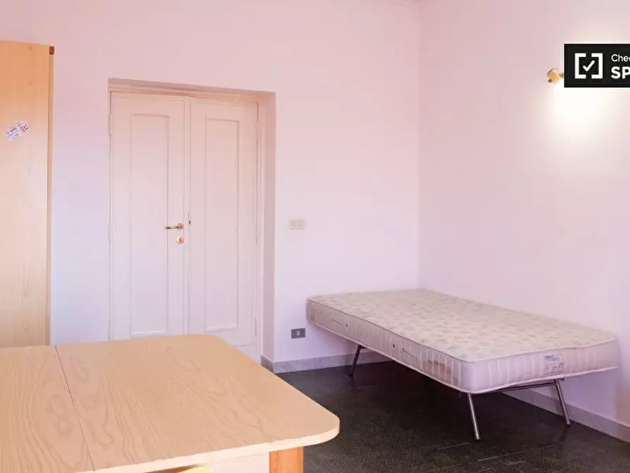 Immagine 2 di Camera condivisa in affitto  in Via Alfonso Borelli a Roma