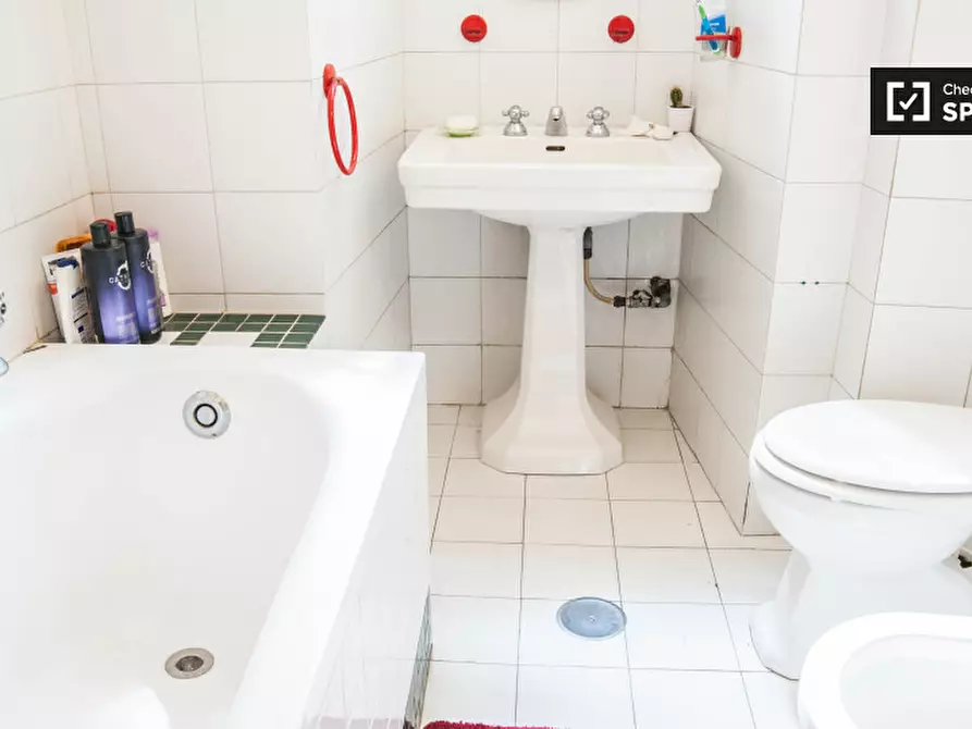 Immagine 16 di Camera condivisa in affitto  in Via Francesco Bolognesi a Roma