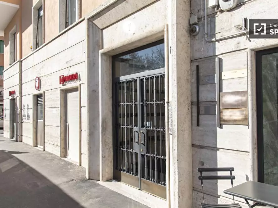 Immagine 16 di Camera condivisa in affitto  in Piazza Vescovio a Roma