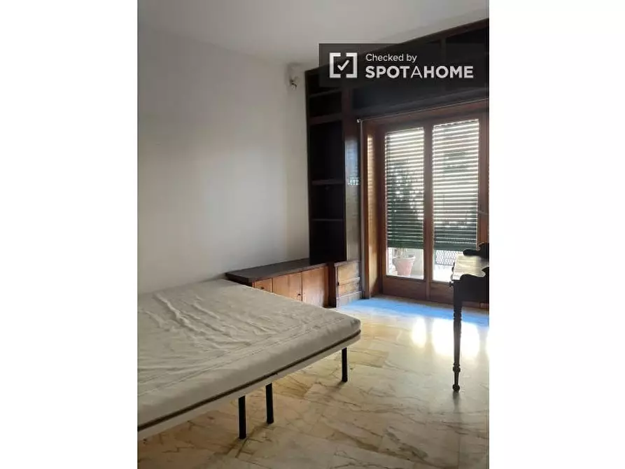 Immagine 3 di Camera condivisa in affitto  in Via dei Liburni a Roma