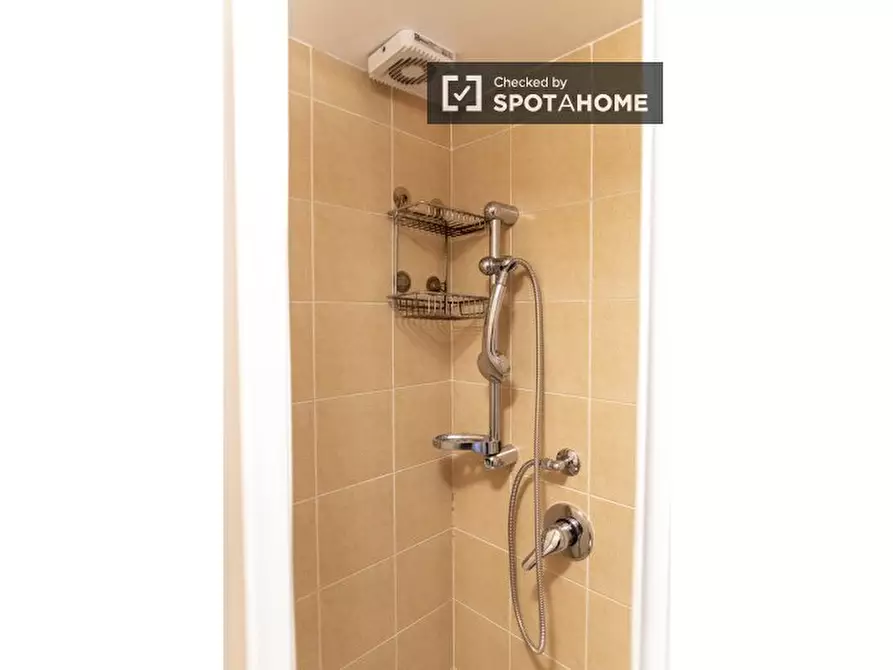 Immagine 13 di Appartamento in affitto  in Via Francesco Grimaldi a Roma