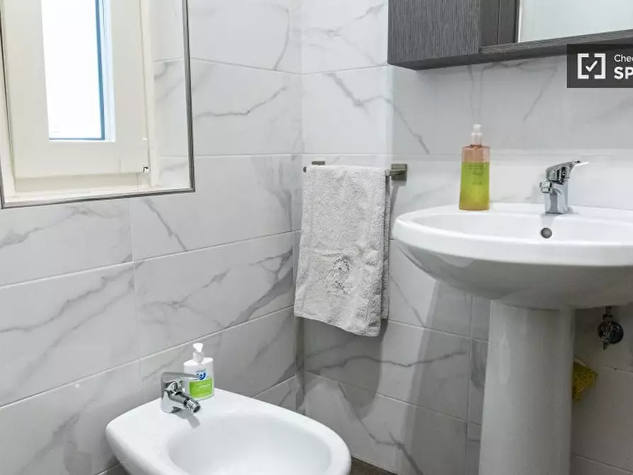 Immagine 14 di Camera condivisa in affitto  in Via Vetulonia a Roma