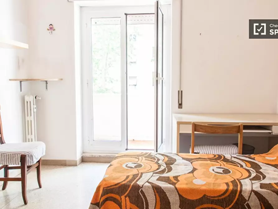 Immagine 2 di Camera condivisa in affitto  in Via Calpurnio Fiamma a Roma