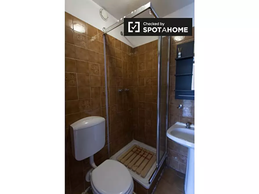 Immagine 7 di Camera condivisa in affitto  in Via Valentino Banal, 00177 Roma RM, Italy a Roma