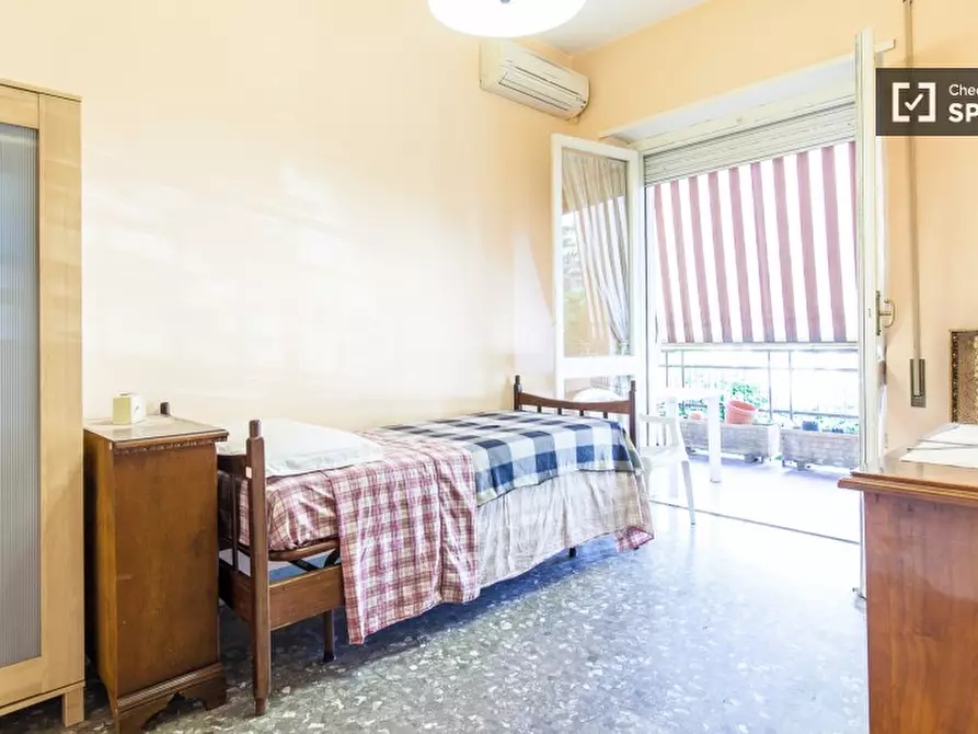 Immagine 2 di Camera condivisa in affitto  in Via Cinigiano a Roma