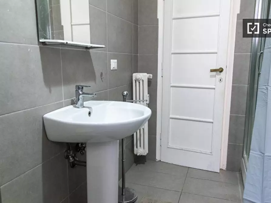 Immagine 19 di Camera condivisa in affitto  in Via Tripolitania a Roma