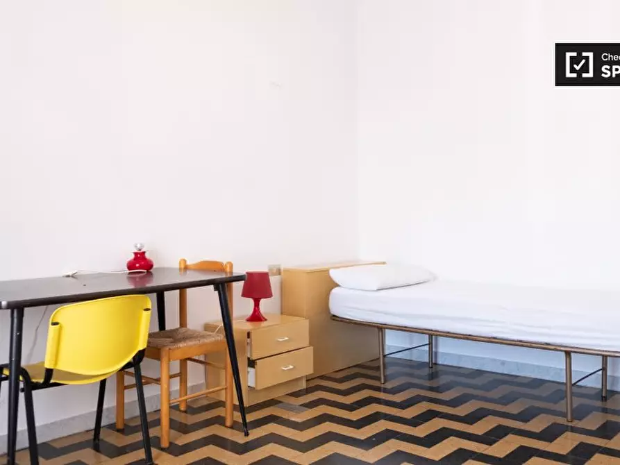 Immagine 2 di Camera condivisa in affitto  in Via Alfonso Borelli a Roma