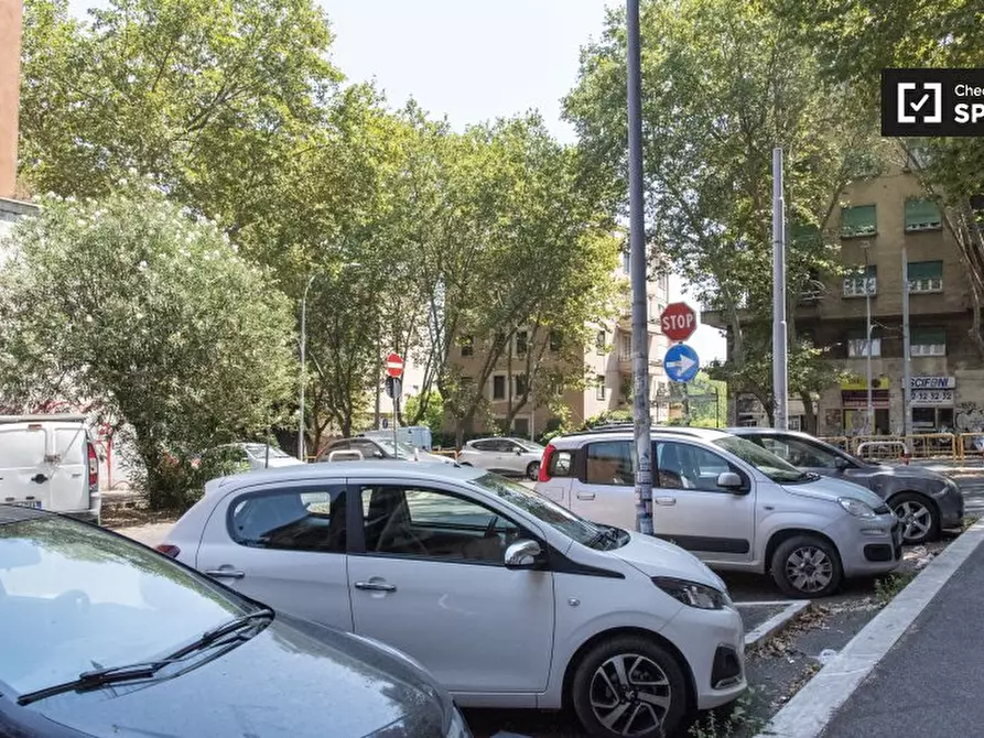 Immagine 17 di Camera condivisa in affitto  in Via dei Campi Flegrei a Roma