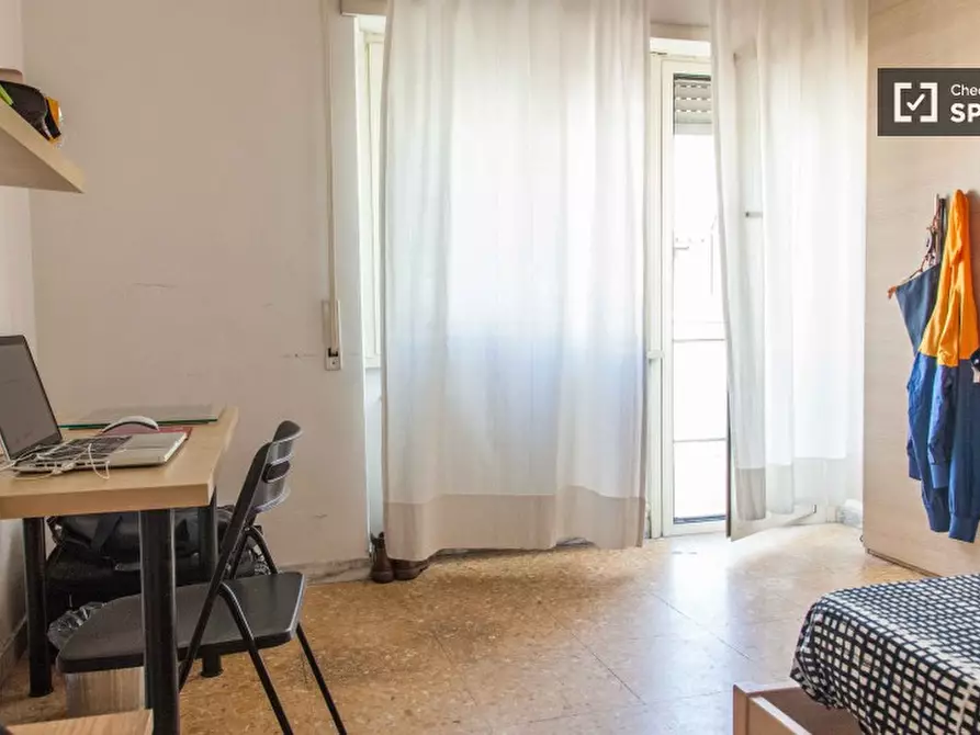 Immagine 10 di Camera condivisa in affitto  in Via Tuscolana a Roma