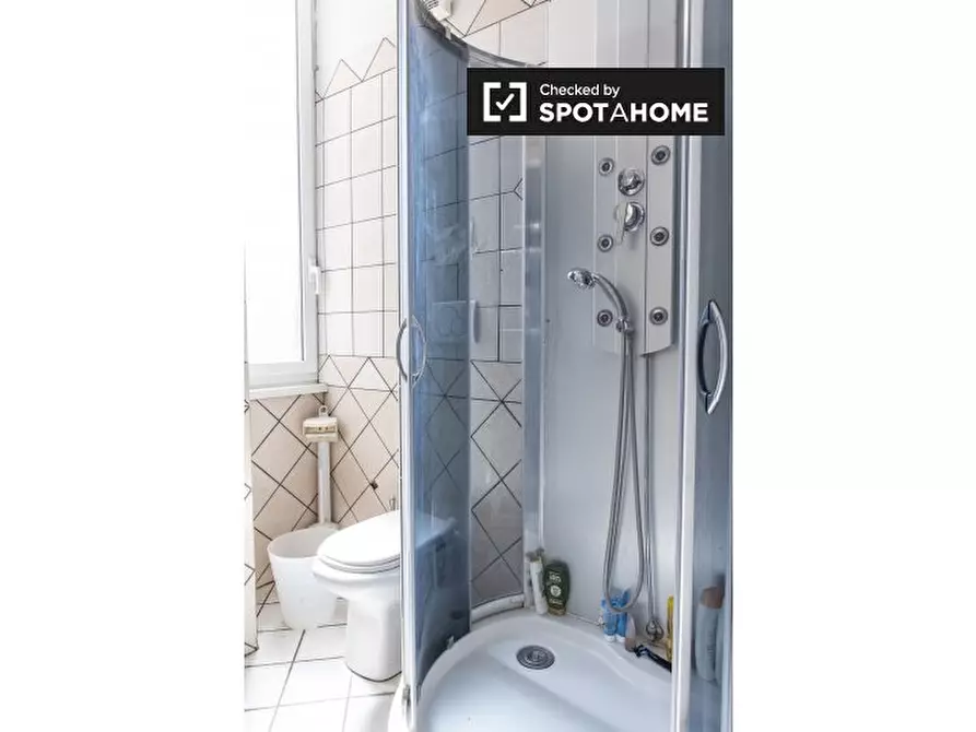 Immagine 17 di Camera condivisa in affitto  in Viale Regina Margherita, 00198 Roma RM, Italy a Roma