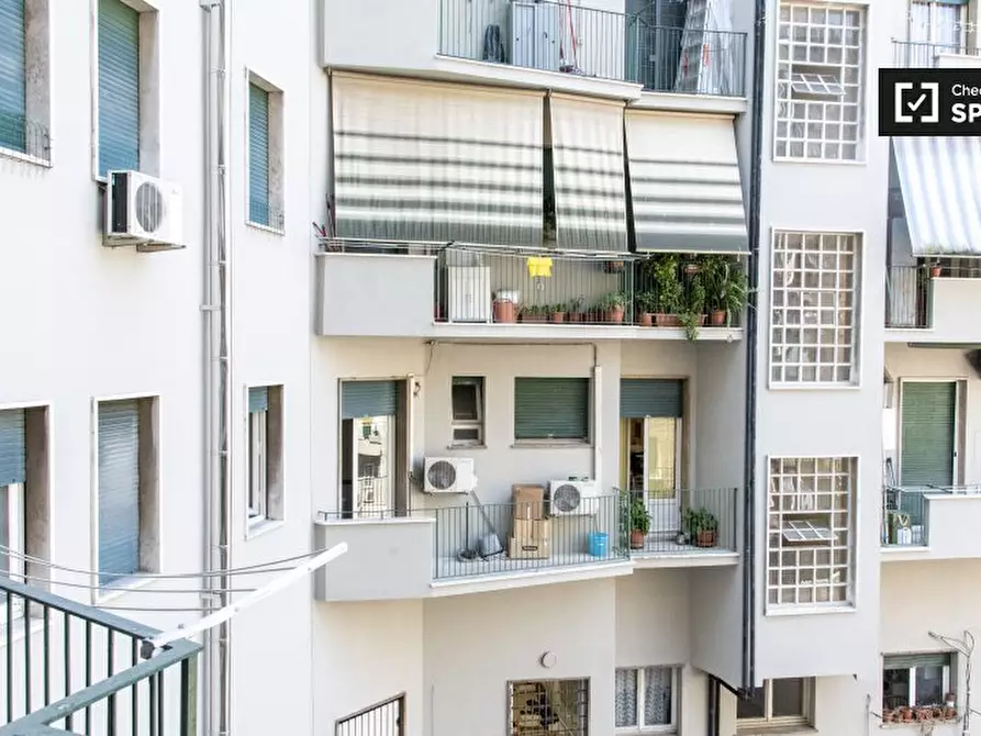 Immagine 6 di Camera condivisa in affitto  in Via dei Campi Flegrei a Roma