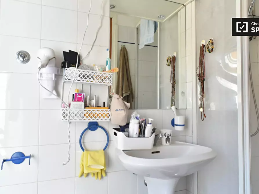 Immagine 6 di Camera condivisa in affitto  in Via dei Liburni a Roma