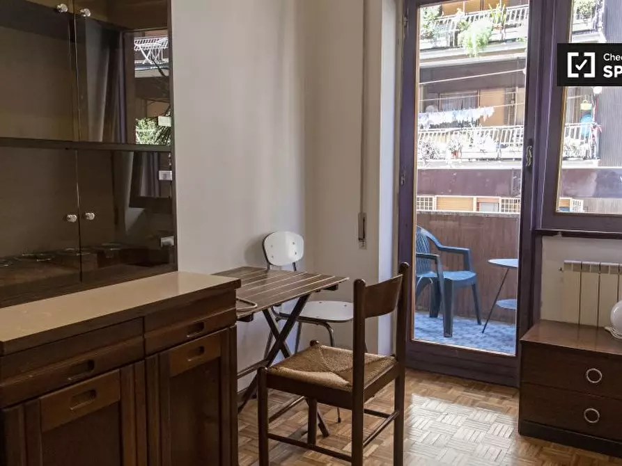 Immagine 2 di Camera condivisa in affitto  in Via Renato Simoni a Roma