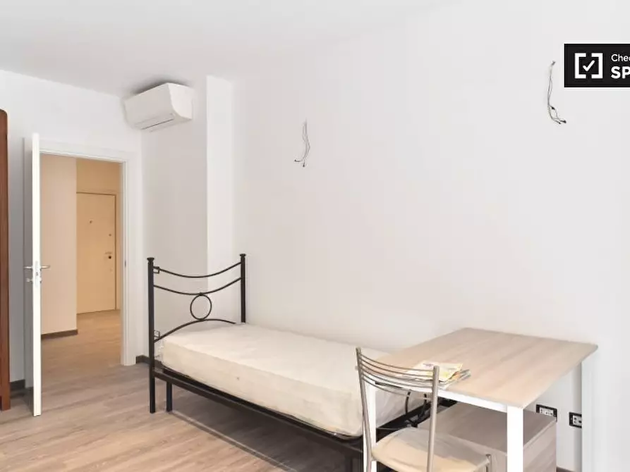 Immagine 3 di Camera condivisa in affitto  in Viale di Vigna Pia a Roma