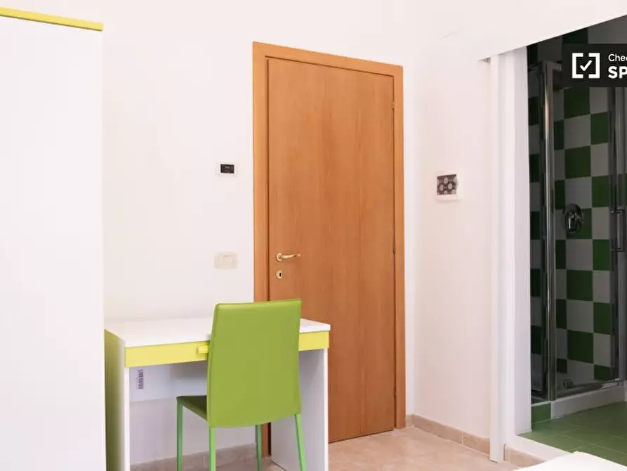 Immagine 3 di Camera condivisa in affitto  in Via dei Giovi a Roma